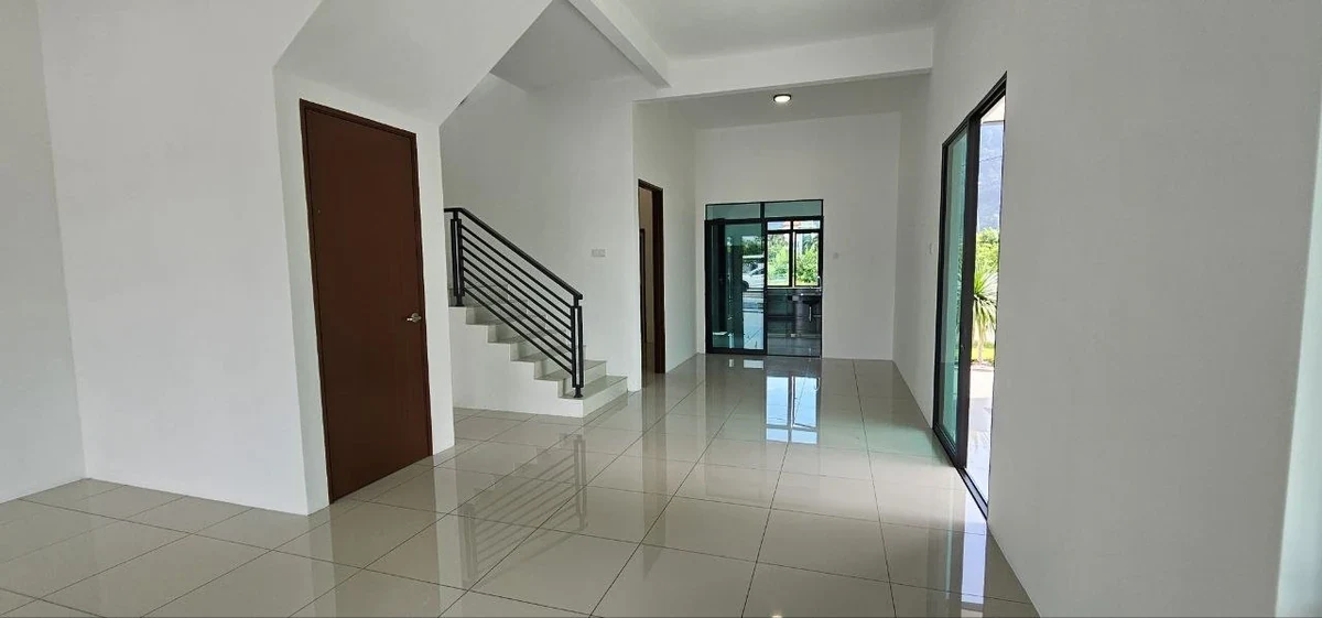 Ampang Cove hall and staircase - show unit