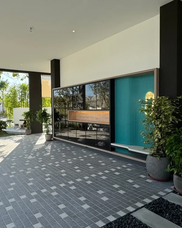 Bungalow Dees entrance porch - show unit