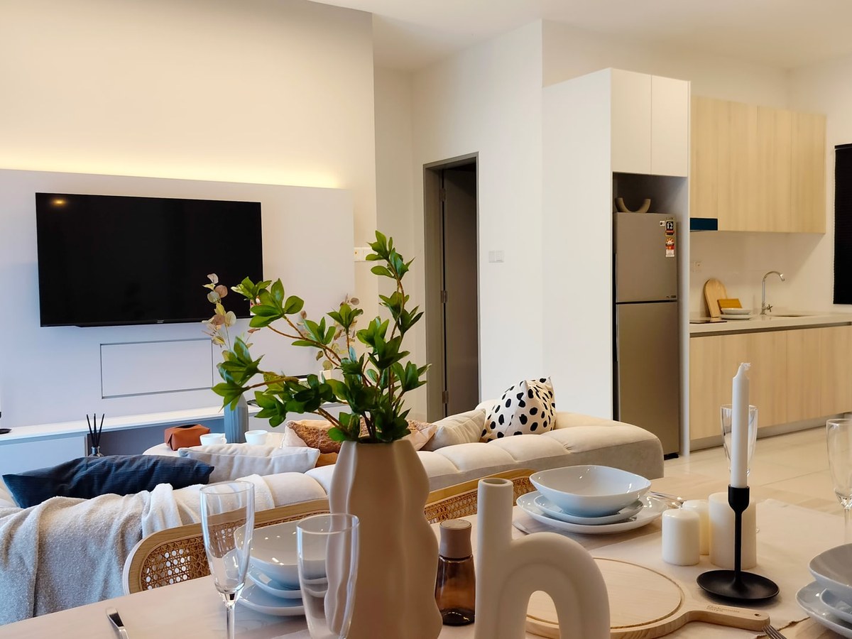 Show unit living and dining reference